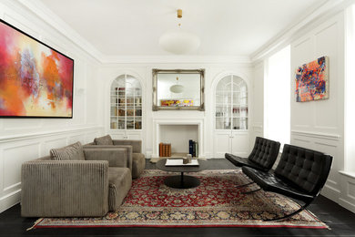 На фото: гостиная комната в стиле неоклассика (современная классика) с белыми стенами, темным паркетным полом и черным полом с