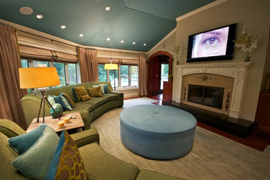 Стильный дизайн: гостиная комната в стиле неоклассика (современная классика) с бежевыми стенами - последний тренд