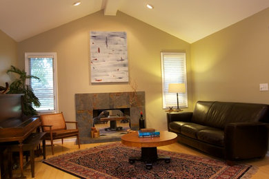 Modelo de salón abierto ecléctico de tamaño medio sin televisor con paredes beige