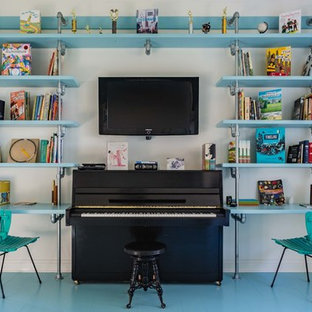 Eklektisches Wohnzimmer mit weißer Wandfarbe, gebeiztem Holzboden und türkisem Boden in Miami