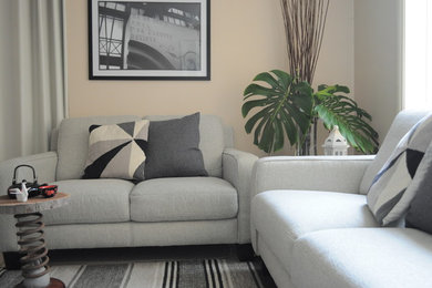 Mittelgroßes, Abgetrenntes Eklektisches Wohnzimmer mit beiger Wandfarbe und Keramikboden in Sydney