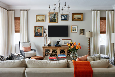 Foto de salón ecléctico con paredes grises y televisor colgado en la pared