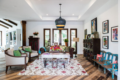 Example of an eclectic living room design in Orange County
