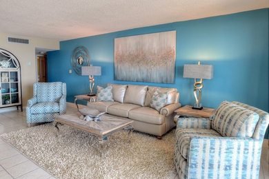 Foto de salón abierto tradicional renovado de tamaño medio sin chimenea con paredes azules y suelo de baldosas de cerámica