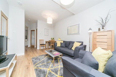Modernes Wohnzimmer mit grauer Wandfarbe und Laminat in Edinburgh