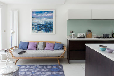 Mittelgroßes, Offenes Modernes Wohnzimmer ohne Kamin mit weißer Wandfarbe in London