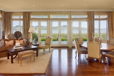 Idee per un grande soggiorno tradizionale aperto con sala formale, pareti gialle e pavimento in legno massello medio
