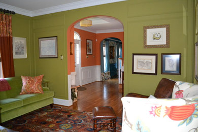 Imagen de biblioteca en casa cerrada tradicional renovada de tamaño medio con paredes verdes y suelo de madera clara