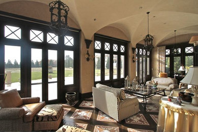 Ejemplo de salón para visitas cerrado mediterráneo grande con paredes beige