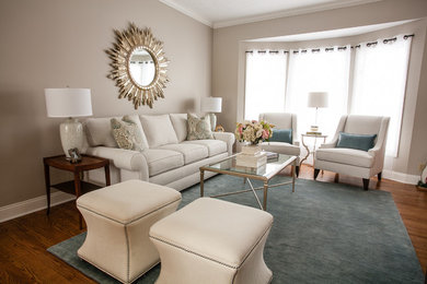 Imagen de salón abierto clásico de tamaño medio con paredes grises y suelo de madera en tonos medios