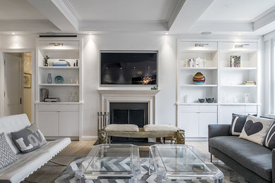 Offenes, Mittelgroßes Modernes Wohnzimmer mit Kamin und Multimediawand in New York