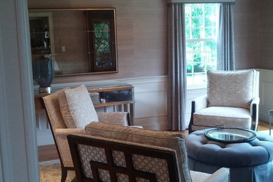 Imagen de salón para visitas cerrado tradicional renovado de tamaño medio sin chimenea y televisor con paredes beige, suelo de madera en tonos medios y suelo marrón