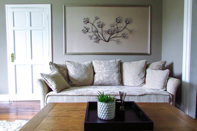 Foto di un soggiorno contemporaneo di medie dimensioni e chiuso con pareti beige, parquet chiaro, stufa a legna, cornice del camino in pietra, TV a parete e pavimento marrone