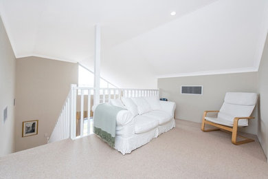 Idee per un soggiorno tradizionale di medie dimensioni e stile loft con moquette, pareti grigie e pavimento beige