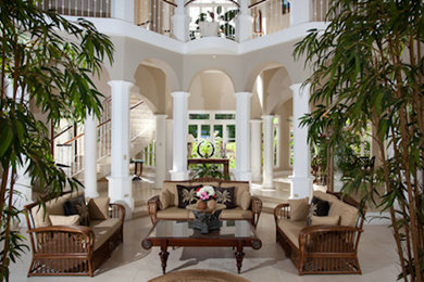 Diseño de salón para visitas abierto extra grande con paredes blancas y suelo de mármol