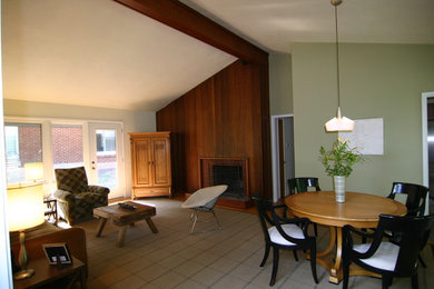 Exemple d'un grand salon tendance ouvert avec un mur multicolore, moquette, une cheminée d'angle, un manteau de cheminée en brique et un téléviseur encastré.