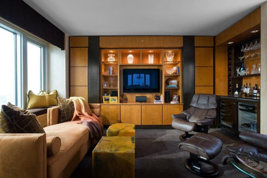 Immagine di un soggiorno minimal di medie dimensioni e chiuso con pareti beige, moquette, TV a parete, nessun camino e pavimento grigio