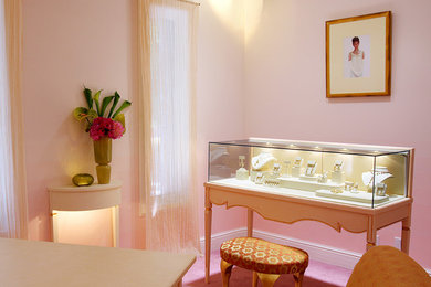 Immagine di un soggiorno classico di medie dimensioni e aperto con pareti rosa e moquette