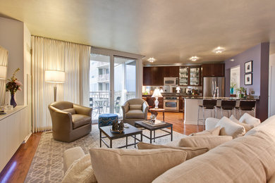Foto di un soggiorno design di medie dimensioni e aperto con pareti bianche, parquet chiaro e TV autoportante