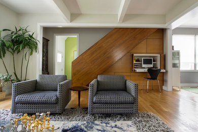 Стильный дизайн: большая открытая гостиная комната в современном стиле с серыми стенами и светлым паркетным полом без камина, телевизора - последний тренд