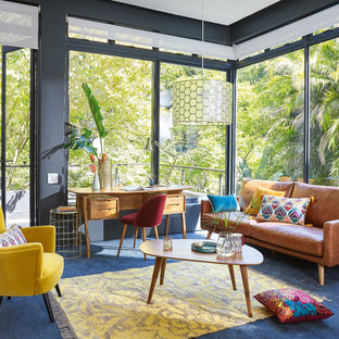 Idee per un soggiorno bohémian con sala formale, pareti nere, moquette e pavimento blu