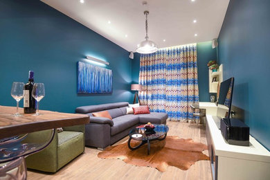 Esempio di un piccolo soggiorno moderno stile loft con angolo bar, pareti blu, pavimento con piastrelle in ceramica, nessun camino, nessuna TV e pavimento marrone