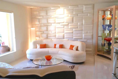Modelo de salón cerrado actual de tamaño medio sin chimenea y televisor con paredes blancas, suelo de linóleo y suelo beige