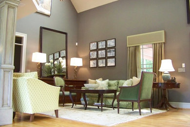 Foto de salón para visitas abierto bohemio grande sin televisor con paredes grises y suelo de madera clara
