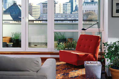 Imagen de salón para visitas abierto actual de tamaño medio con paredes grises, suelo de linóleo y suelo marrón
