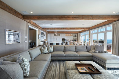 Diseño de salón abierto clásico renovado grande sin chimenea con paredes grises, suelo de madera en tonos medios y suelo marrón