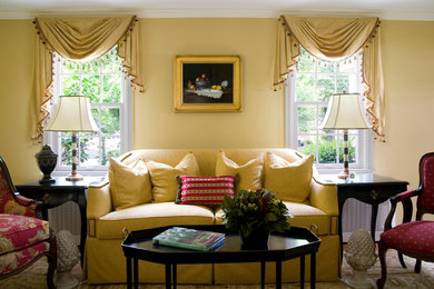 Imagen de salón para visitas abierto tradicional de tamaño medio sin chimenea y televisor con paredes amarillas, suelo de madera clara y suelo marrón