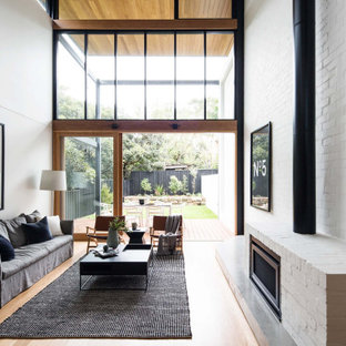 Mittelgroßes Modernes Wohnzimmer im Loft-Stil mit weißer Wandfarbe, braunem Holzboden, Kamin, Kaminumrandung aus Backstein und Holzdielendecke in Sydney