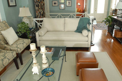Imagen de salón para visitas abierto clásico de tamaño medio con paredes azules, suelo de madera clara y suelo marrón