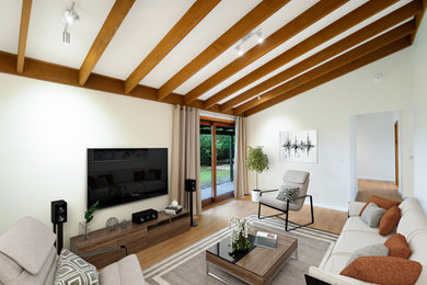 Diseño de salón cerrado actual grande con paredes beige, suelo de madera en tonos medios, televisor colgado en la pared y suelo marrón