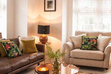 Foto di un soggiorno classico di medie dimensioni con sala formale, pareti beige e pavimento in laminato