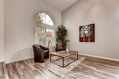 Foto de salón para visitas abierto actual sin chimenea y televisor con paredes grises y suelo beige
