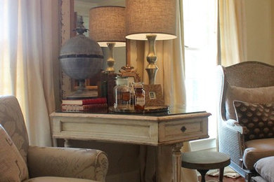 Foto de salón para visitas clásico de tamaño medio con paredes beige y suelo de madera oscura
