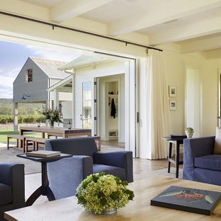 Immagine di un grande soggiorno country aperto con pareti beige, sala formale, parquet chiaro, nessun camino e nessuna TV