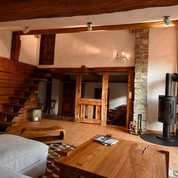 Farmhouse Living Room - free stairs Loft