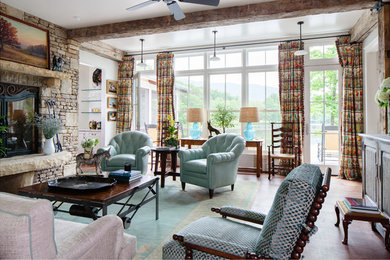 Idée de décoration pour un salon champêtre fermé avec un mur blanc, parquet foncé, une cheminée standard, un manteau de cheminée en pierre et un mur en pierre.