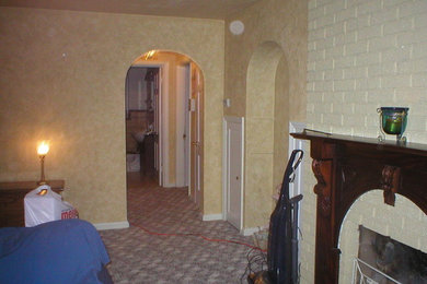 Foto de salón bohemio con paredes multicolor, todas las chimeneas y marco de chimenea de ladrillo