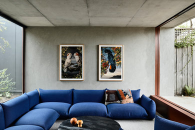 Cette image montre un salon vintage avec un mur gris et un sol gris.