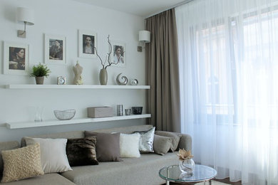 Foto de salón abierto moderno pequeño con paredes blancas, suelo de madera oscura y televisor independiente