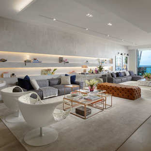 Immagine di un grande soggiorno contemporaneo aperto con parquet chiaro, pavimento beige, pareti grigie e TV a parete