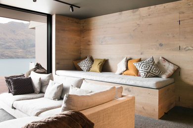 Immagine di un soggiorno eclettico di medie dimensioni e aperto con pareti marroni, moquette e pavimento grigio
