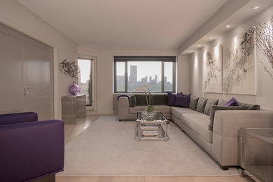 Großes, Repräsentatives, Fernseherloses, Abgetrenntes Modernes Wohnzimmer ohne Kamin mit grauer Wandfarbe und hellem Holzboden in New York