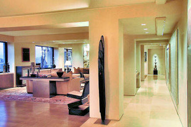 На фото: огромная двухуровневая гостиная комната в стиле модернизм с бежевыми стенами