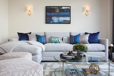 Imagen de salón abierto contemporáneo de tamaño medio sin chimenea con paredes grises, suelo de madera clara, televisor independiente y suelo beige