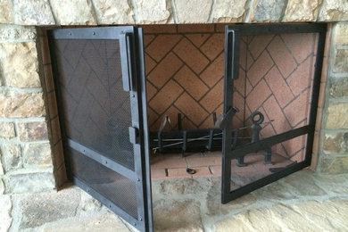 他の地域にあるお手頃価格の中くらいなトラディショナルスタイルのおしゃれなLDK (標準型暖炉、石材の暖炉まわり、テレビなし) の写真