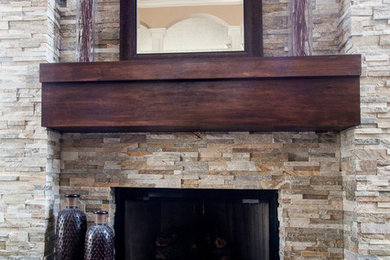 Ejemplo de salón para visitas tipo loft contemporáneo grande con paredes beige, suelo de madera oscura, todas las chimeneas y marco de chimenea de piedra